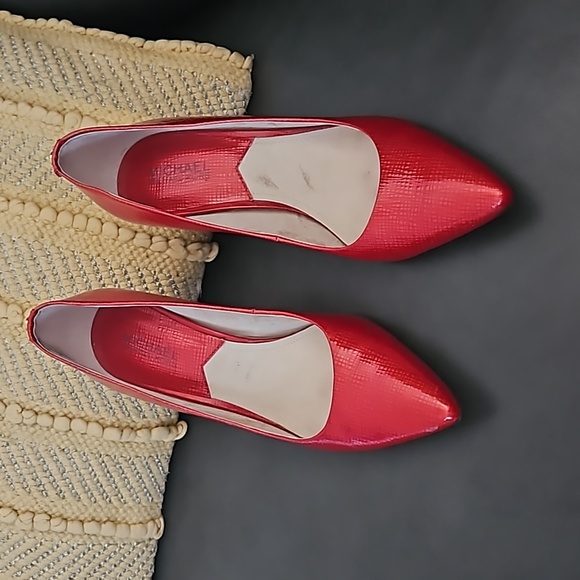 MichaelKors Candy Apple Red Pump - Picture 1 of 6